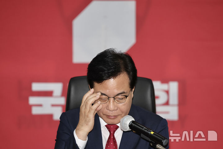 [대전=뉴시스] 김명년 기자 = 송언석 국민의힘 비상대책위원장 겸 원내대표가 13일 오후 제6차 전당대회 충남권-호남권 합동연설회가 열린 대전광역시 서구 배재대학교에서 기자회견을 열고 안경을 고쳐쓰고 있다. 2025.08.13. kmn@newsis.com
