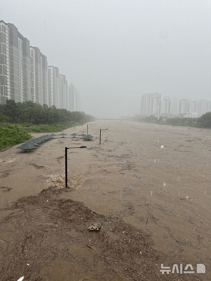 [고양=뉴시스] 홍효식 기자 = 서울을 비롯한 수도권에 호우주의보가 내린 13일 경기 고양시 덕양구 창릉천 일대가 잠겨있다. 2025.08.13. yesphoto@newsis.com