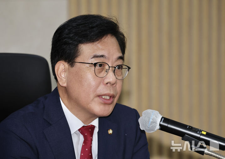 [대전=뉴시스] 김명년 기자 = 송언석 국민의힘 비상대책위원장 겸 원내대표가 13일 오후 제6차 전당대회 충남권-호남권 합동연설회가 열린 대전광역시 서구 배재대학교에서 기자회견을 열고 발언하고 있다. 2025.08.13. kmn@newsis.com