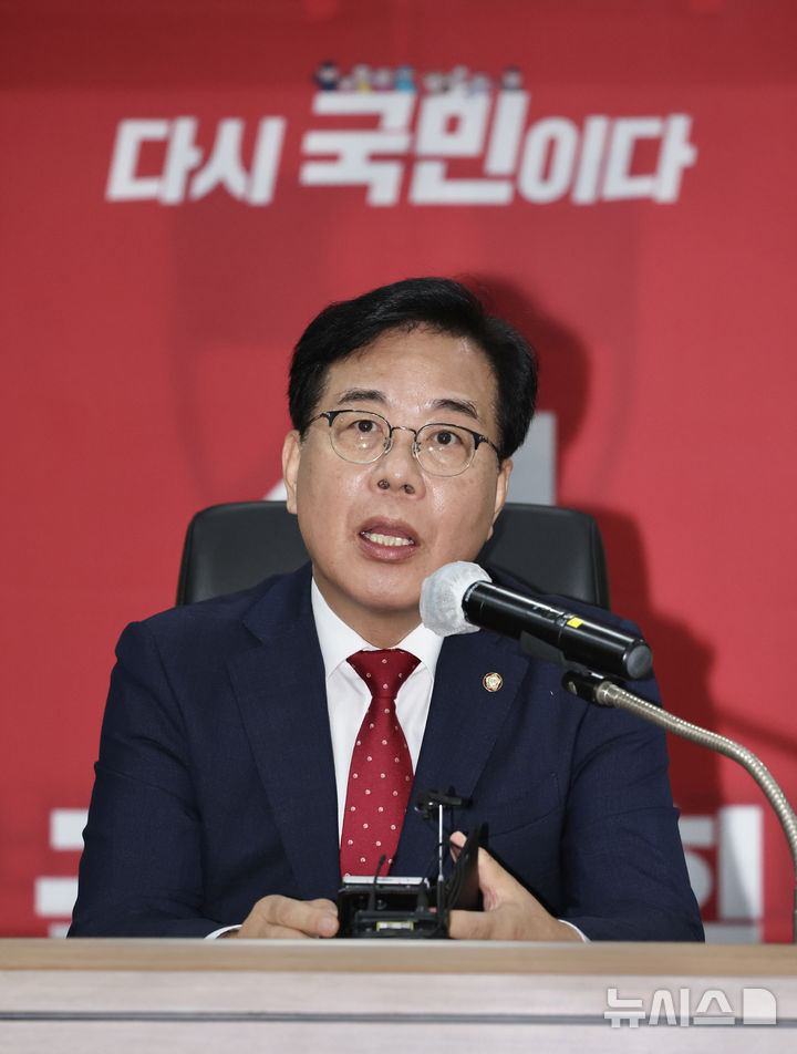 [대전=뉴시스] 김명년 기자 = 송언석 국민의힘 비상대책위원장 겸 원내대표가 13일 오후 제6차 전당대회 충남권-호남권 합동연설회가 열린 대전광역시 서구 배재대학교에서 기자회견을 열고 발언하고 있다. 2025.08.13. kmn@newsis.com