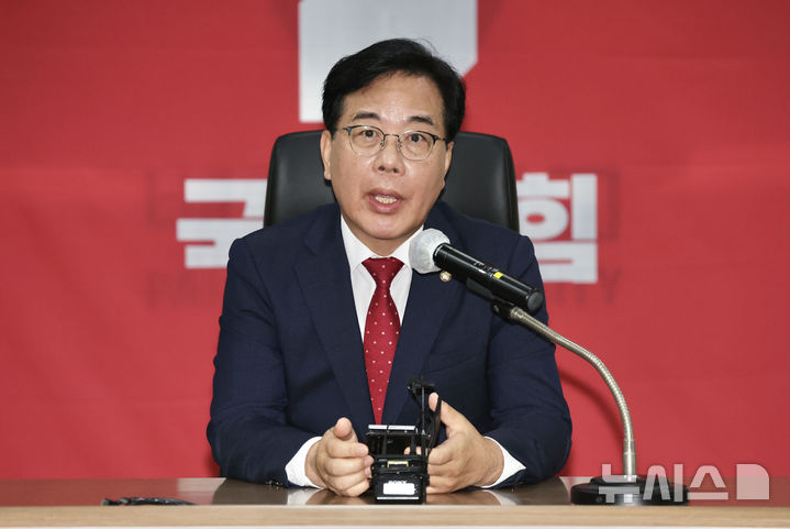 [대전=뉴시스] 김명년 기자 = 송언석 국민의힘 비상대책위원장 겸 원내대표가 13일 오후 제6차 전당대회 충남권-호남권 합동연설회가 열린 대전광역시 서구 배재대학교에서 기자회견을 열고 발언하고 있다. 2025.08.13. kmn@newsis.com