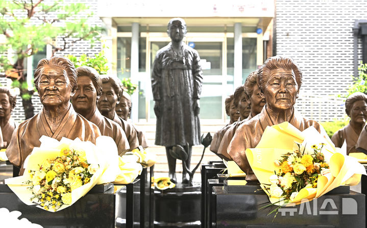 [광주(경기)=뉴시스] 김종택 기자 = 일본군 위안부 피해자 기림의 날을 하루 앞둔 13일 경기 광주시 나눔의집에 세상을 떠난 위안부 피해자 할머니들의 흉상에 꽃다발이 놓여져 있다.위안부 피해자 기림의 날은 1991년 고 김학순(1924~1997) 할머니가 최초로 일본군 위안부 피해 사실을 공개 증언한 날로 2018년 국가 기념일로 지정됐다. 2025.08.13. jtk@newsis.com