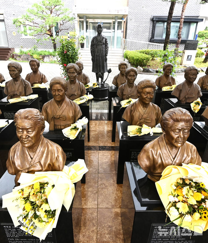 [광주(경기)=뉴시스] 김종택 기자 = 일본군 위안부 피해자 기림의 날을 하루 앞둔 13일 경기 광주시 나눔의집에 세상을 떠난 위안부 피해자 할머니들의 흉상에 꽃다발이 놓여져 있다.위안부 피해자 기림의 날은 1991년 고 김학순(1924~1997) 할머니가 최초로 일본군 위안부 피해 사실을 공개 증언한 날로 2018년 국가 기념일로 지정됐다. 2025.08.13. jtk@newsis.com
