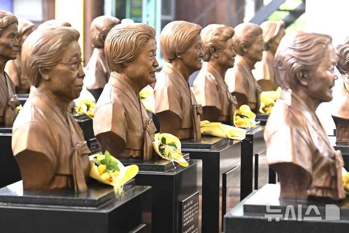 [광주(경기)=뉴시스] 김종택 기자 = 일본군 위안부 피해자 기림의 날을 하루 앞둔 13일 경기 광주시 나눔의집에 세상을 떠난 위안부 피해자 할머니들의 흉상에 꽃다발이 놓여져 있다.위안부 피해자 기림의 날은 1991년 고 김학순(1924~1997) 할머니가 최초로 일본군 위안부 피해 사실을 공개 증언한 날로 2018년 국가 기념일로 지정됐다. 2025.08.13. jtk@newsis.com
