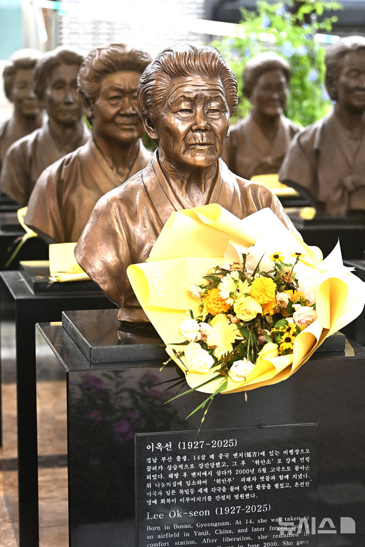 [광주(경기)=뉴시스] 김종택 기자 = 일본군 위안부 피해자 기림의 날을 하루 앞둔 13일 경기 광주시 나눔의집에 세상을 떠난 위안부 피해자 할머니들의 흉상에 꽃다발이 놓여져 있다.위안부 피해자 기림의 날은 1991년 고 김학순(1924~1997) 할머니가 최초로 일본군 위안부 피해 사실을 공개 증언한 날로 2018년 국가 기념일로 지정됐다. 2025.08.13. jtk@newsis.com