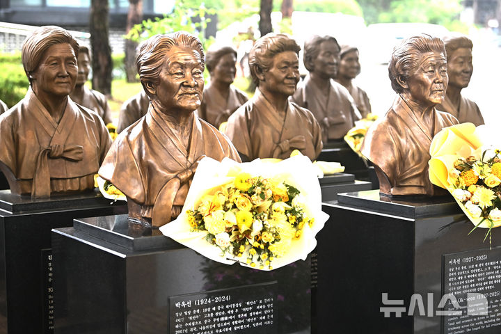 [광주(경기)=뉴시스] 김종택 기자 = 일본군 위안부 피해자 기림의 날을 하루 앞둔 지난 8월 13일 경기 광주시 나눔의집에 세상을 떠난 위안부 피해자 할머니들의 흉상에 꽃다발이 놓여져 있다. 2025.08.13. jtk@newsis.com