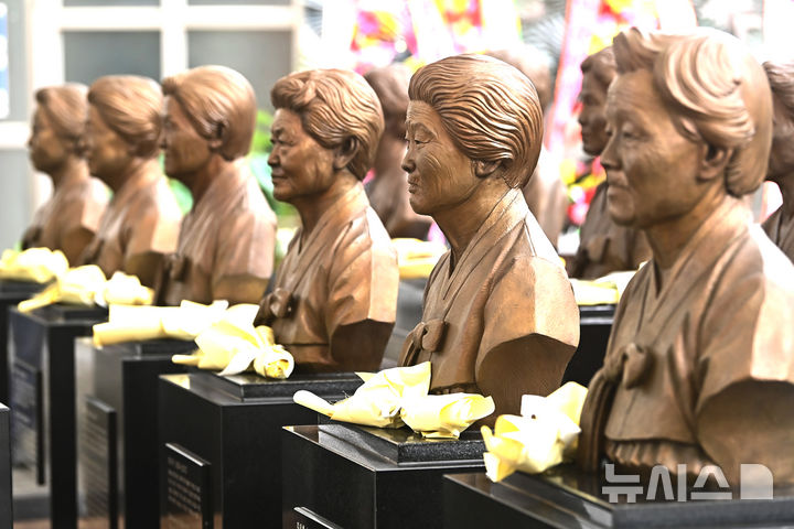 [광주(경기)=뉴시스] 김종택 기자 = 일본군 위안부 피해자 기림의 날을 하루 앞둔 13일 경기 광주시 나눔의집에 세상을 떠난 위안부 피해자 할머니들의 흉상에 꽃다발이 놓여져 있다.위안부 피해자 기림의 날은 1991년 고 김학순(1924~1997) 할머니가 최초로 일본군 위안부 피해 사실을 공개 증언한 날로 2018년 국가 기념일로 지정됐다. 2025.08.13. jtk@newsis.com