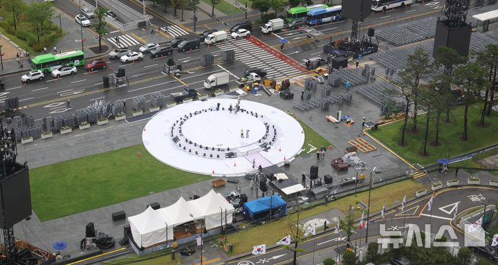 [서울=뉴시스] 추상철 기자 = 13일 오후 서울 종로구 광화문광장에서 광복 80주년 행사를 앞두고 무대 설치작업이 진행되고 있다.&nbsp; 광복절인 15일 광화문광장에서 '국민 주권 대축제, 광복 80주년 국민주권으로 미래를 세우다'가 열리며 14일에는 경복궁 흥례문광장에서 국민과 함께하는 광복 80년 전야제 '우리는 빛이다'가 열린다. 2025.08.13. scchoo@newsis.com