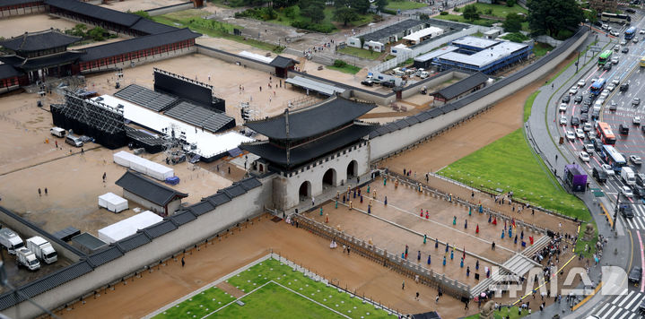 [서울=뉴시스] 추상철 기자 = 13일 오후 서울 종로구 경복궁 흥례문광장에서 광복 80주년 행사를 앞두고 무대 설치작업이 진행되고 있다.  광복절인 15일 광화문광장에서 '국민 주권 대축제, 광복 80주년 국민주권으로 미래를 세우다'가 열리며 14일에는 경복궁 흥례문광장에서 국민과 함께하는 광복 80년 전야제 '우리는 빛이다'가 열린다. 2025.08.13. scchoo@newsis.com