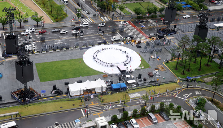 [서울=뉴시스] 추상철 기자 = 13일 오후 서울 종로구 광화문광장에서 광복 80주년 행사를 앞두고 무대 설치작업이 진행되고 있다. 광복절인 15일 광화문광장에서 '국민 주권 대축제, 광복 80주년 국민주권으로 미래를 세우다'가 열리며 14일에는 경복궁 흥례문광장에서 국민과 함께하는 광복 80년 전야제 '우리는 빛이다'가 열린다. 2025.08.13. scchoo@newsis.com