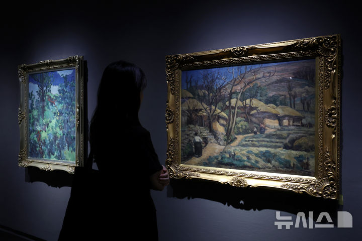 [서울=뉴시스] 박진희 기자 = 국립현대미술관은 광복 80주년 기념전 '향수(鄕愁), 고향을 그리다' 언론공개회를 13일 서울 중구 국립현대미술관 덕수궁에서 에서 열렸다. 사진은 오지호 작가의 '동복산촌'. 2025.08.13. pak7130@newsis.com