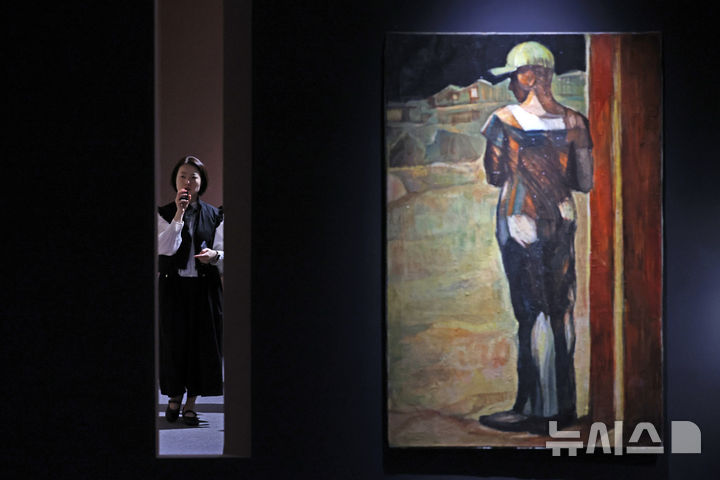 [서울=뉴시스] 박진희 기자 = 국립현대미술관은 광복 80주년 기념전 '향수(鄕愁), 고향을 그리다' 언론공개회를 13일 서울 중구 국립현대미술관 덕수궁에서 갖고 일제강점기와 광복, 분단과 전쟁, 그리고 산업화, 도시화의 흐름 속에서 한국인들의 마음속에 간직해온 ‘고향’의 정서를 한국 근현대 풍경화와 시, 망명 가사 등을 선보이고 있다.사진은 이만익 작가의 '종점'. 2025.08.13. pak7130@newsis.com