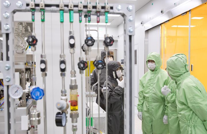 [서울=뉴시스] 배경훈 과학기술정보통신부 장관이 13일 서울 관악구 서울대학교 반도체공동연구소를 방문해 주요연구시설을 둘러보고 있다. (사진=과학기술정보통신부 제공) 2025.08.13. photo@newsis.com *재판매 및 DB 금지