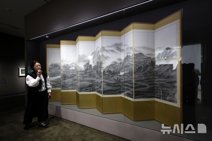 [서울=뉴시스] 박진희 기자 = 김미금 국립현대미술관 학예연구사가 13일 서울 중구 국립현대미술관 덕수궁에서 광복 80주년 기념전 '향수(鄕愁), 고향을 그리다' 전시작인 이상범 작가의 작품 '귀로'를 설명하고 있다. 이번 전시는 일제강점기와 광복, 분단과 전쟁, 그리고 산업화, 도시화의 흐름 속에서 한국인들의 마음속에 간직해온 ‘고향’의 정서를 한국 근현대 풍경화와 시, 망명 가사 등을 선보이고 소개한다. 2025.08.13. pak7130@newsis.com
