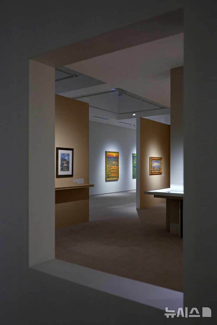 [서울=뉴시스] 박진희 기자 = 국립현대미술관은 광복 80주년 기념전 '향수(鄕愁), 고향을 그리다' 언론공개회를 13일 서울 중구 국립현대미술관 덕수궁에서 갖고 일제강점기와 광복, 분단과 전쟁, 그리고 산업화, 도시화의 흐름 속에서 한국인들의 마음속에 간직해온 ‘고향’의 정서를 한국 근현대 풍경화와 시, 망명 가사 등을 선보이고 있다. 2025.08.13. pak7130@newsis.com