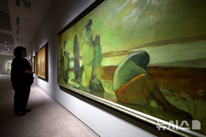 [서울=뉴시스] 박진희 기자 = 국립현대미술관은 광복 80주년 기념전 '향수(鄕愁), 고향을 그리다' 언론공개회를 13일 서울 중구 국립현대미술관 덕수궁에서 갖고 일제강점기와 광복, 분단과 전쟁, 그리고 산업화, 도시화의 흐름 속에서 한국인들의 마음속에 간직해온 ‘고향’의 정서를 한국 근현대 풍경화와 시, 망명 가사 등을 선보이고 있다.사진은 신석필 작가의 '강변의 가족들'. 2025.08.13. pak7130@newsis.com