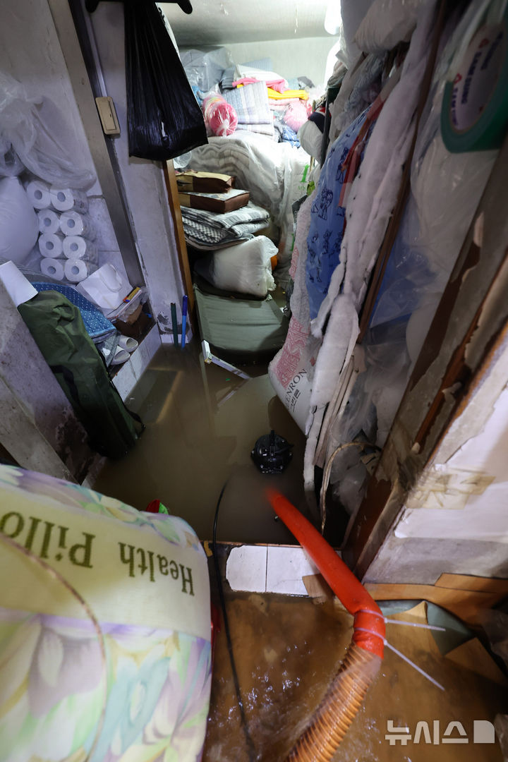 [인천=뉴시스] 전진환 기자 = 간밤에 내린 폭우로 인천 서구 석남동 인천강남시장 저지대가 침수된 가운데 13일 오전 이불가게의 창고가 물에 잠겨 있다. 2025.08.13. amin2@newsis.com