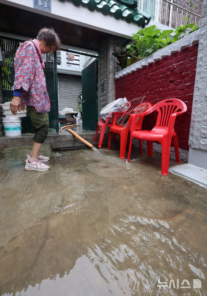 [인천=뉴시스] 전진환 기자 = 간밤에 내린 폭우로 인천 서구 석남동 인천강남시장과 일대 저지대가 침수된 가운데 한 주택 입주민이 펌프로 물을 퍼내고 있다. 2025.08.13. amin2@newsis.com