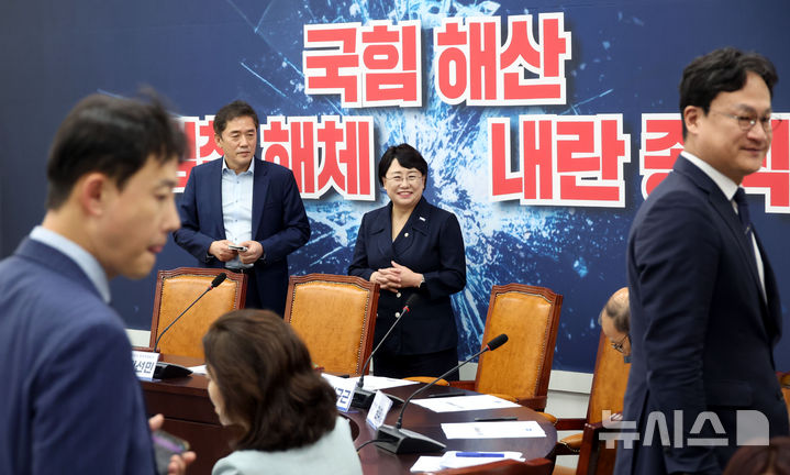 [서울=뉴시스] 조성봉 기자 = 김선민 조국혁신당 대표 권한대행과 황현선 사무총장이 13일 서울 여의도 국회에서 열린 비공개 당무위원회의에 참석하고 있다. 2025.08.13. suncho21@newsis.com