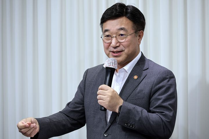 [서울=뉴시스] 윤호중 행정안전부 장관이 13일 오후 서울 종로구에서 출입기자단과의 오찬 간담회에 참석해 질의응답을 하고 있다. (사진=행정안전부 제공) 2025.08.13. photo@newsis.com *재판매 및 DB 금지