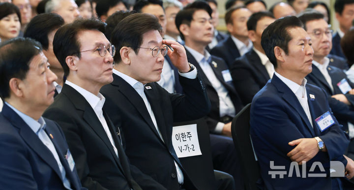 [서울=뉴시스] 최동준 기자 = 이재명 대통령이 13일 청와대 영빈관에서 열린 국정기획위원회 국민보고대회에서 이한주 위원장의 발표를 지켜보고 있다. (대통령실통신사진기자단) 2025.08.13. photocdj@newsis.com