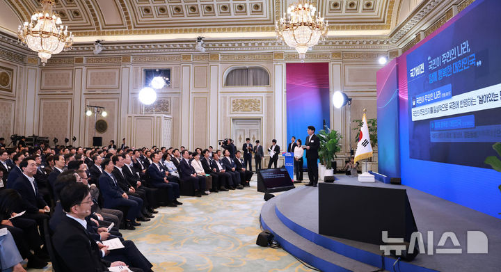 [서울=뉴시스] 최동준 기자 = 이한주 국정기획위원회 위원장이 13일 청와대 영빈관에서 열린 국정기획위원회 국민보고대회에서 새 정부 출범 의미 발표를 하고 있다. (대통령실통신사진기자단) 2025.08.13. photocdj@newsis.com