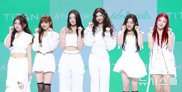 [서울=뉴시스] 김혜진 기자 = 그룹 앳하트(왼쪽부터 봄, 케이틀린, 나현, 미치, 서현, 아린)가 13일 오후 서울 용산구 블루스퀘어에서 열린 앳하트(AtHeart) 첫 번째 EP '플롯 트위스트'(Plot Twist) 미디어 쇼케이스에서 포즈를 취하고 있다. 2025.08.13. jini@newsis.com