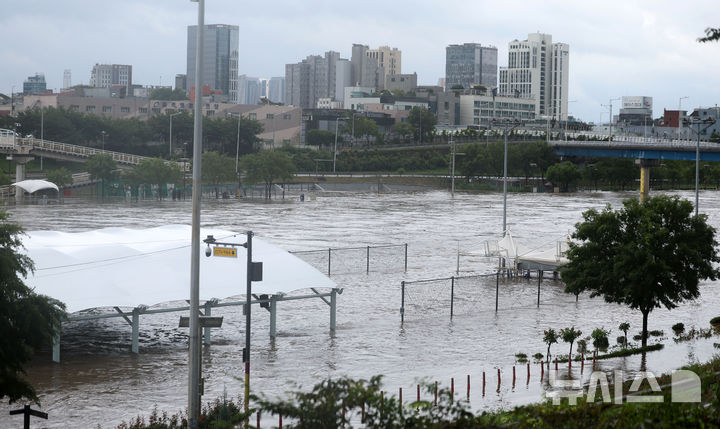 [서울=뉴시스] 김선웅 기자 = 서울에 호우경보가 내려진 13일 홍수주의보가 발령된 서울 중랑천 산책로가 물에 잠겨 있다. 2025.08.13. mangusta@newsis.com