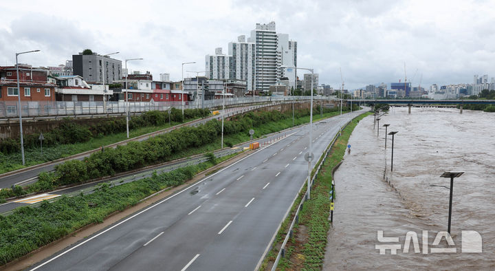 [서울=뉴시스] 김선웅 기자 = 서울에 호우경보가 내려진 13일 홍수주의보가 발령된 서울 중랑천 산책로가 물에 잠겨 있다. 2025.08.13. mangusta@newsis.com