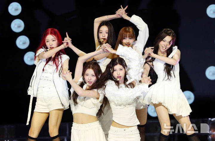 [서울=뉴시스] 김혜진 기자 = 그룹 앳하트가 13일 오후 서울 용산구 블루스퀘어에서 열린 앳하트(AtHeart) 첫 번째 EP '플롯 트위스트'(Plot Twist) 미디어 쇼케이스에서 무대를 선보이고 있다. 2025.08.13. jini@newsis.com