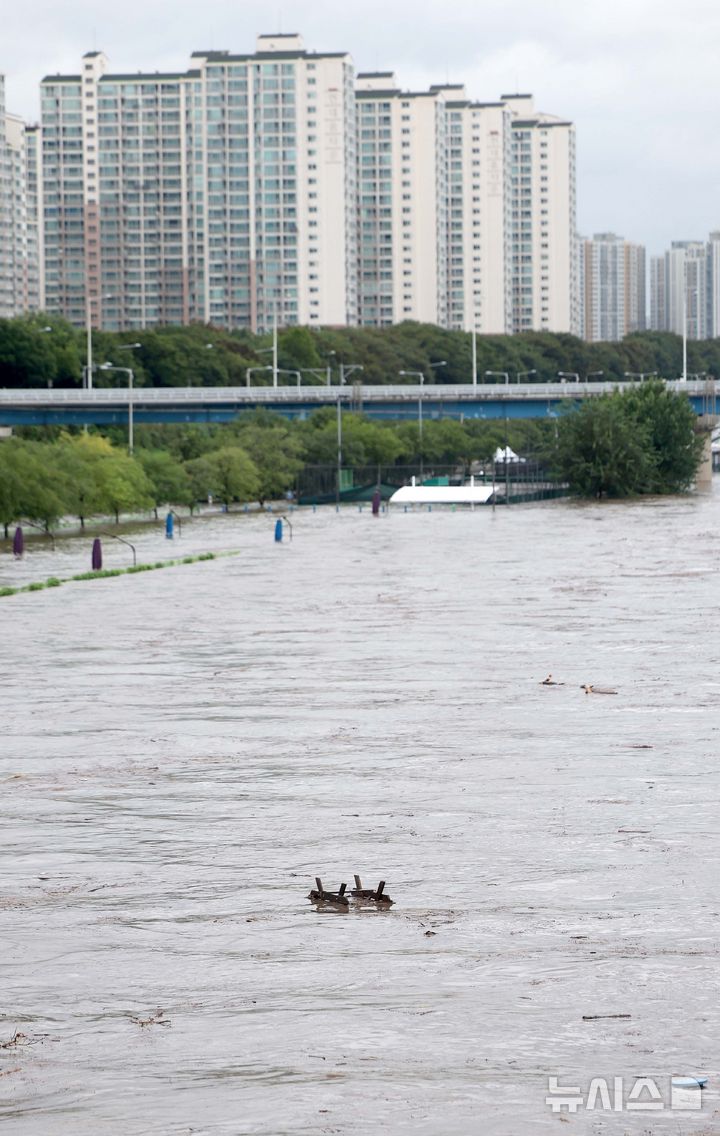 [서울=뉴시스] 김선웅 기자 = 서울에 호우경보가 내려진 13일 홍수주의보가 발령된 서울 중랑천에서 부유물이 떠내려가고 있다. 2025.08.13. mangusta@newsis.com