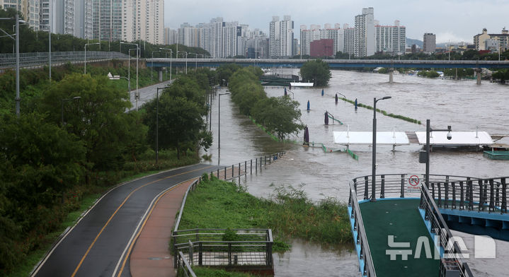 [서울=뉴시스] 김선웅 기자 = 서울에 호우경보가 내려진 13일 홍수주의보가 발령된 서울 중랑천 산책로가 물에 잠겨 있다. 2025.08.13. mangusta@newsis.com