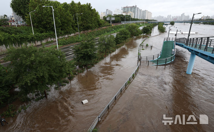 [서울=뉴시스] 김선웅 기자 = 서울에 호우경보가 내려진 13일 홍수주의보가 발령된 서울 중랑천 산책로가 물에 잠겨 있다. 2025.08.13. mangusta@newsis.com