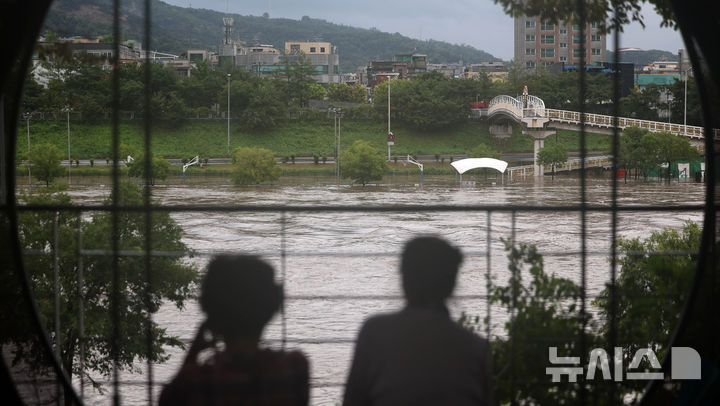 [서울=뉴시스] 김선웅 기자 = 서울에 호우경보가 내려진 13일 홍수주의보가 발령된 서울 중랑천 산책로가 물에 잠겨 있다. 2025.08.13. mangusta@newsis.com