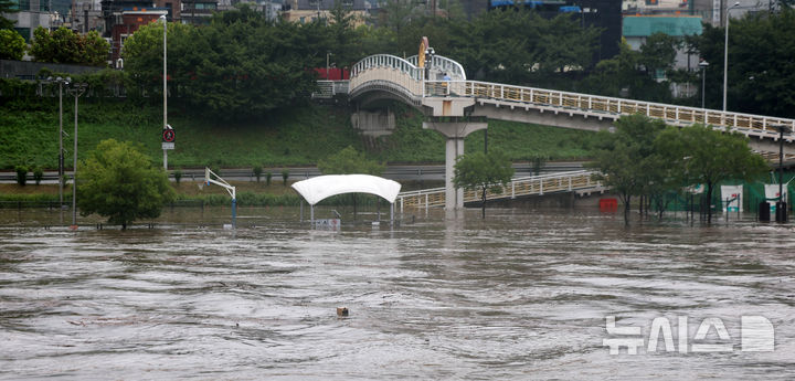 [서울=뉴시스] 김선웅 기자 = 서울에 호우경보가 내려진 13일 홍수주의보가 발령된 서울 중랑천 산책로가 물에 잠겨 있다. 2025.08.13. mangusta@newsis.com