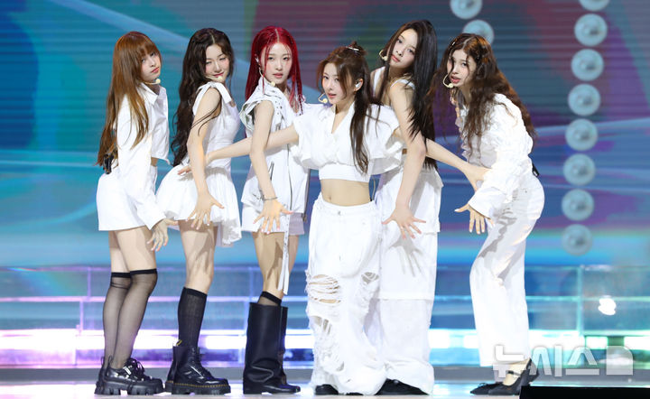 [서울=뉴시스] 김혜진 기자 = 그룹 앳하트가 13일 오후 서울 용산구 블루스퀘어에서 열린 앳하트(AtHeart) 첫 번째 EP '플롯 트위스트'(Plot Twist) 미디어 쇼케이스에서 무대를 선보이고 있다. 2025.08.13. jini@newsis.com