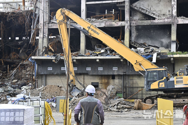 [광주=뉴시스] 박기웅 기자 = 대형 화재가 발생한 광주 광산구 금호타이어 광주공장 정련동 건물 해체 작업이 시작된 13일 오전 한 작업자가 해체 작업 현장에 들어서고 있다. 지난 5월17일 불이 난 정련동 건축물은 이날부터 본격적인 해체 작업에 돌입, 1월10일까지 해체를 진행한다. 2025.08.13. pboxer@newsis.com