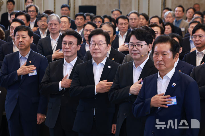 [서울=뉴시스] 최동준 기자 = 이재명 대통령이 13일 청와대 영빈관에서 열린 국정기획위원회 국민보고대회에서 참석자들과 국민의례를 하고 있다. (대통령실통신사진기자단) 2025.08.13. photocdj@newsis.com