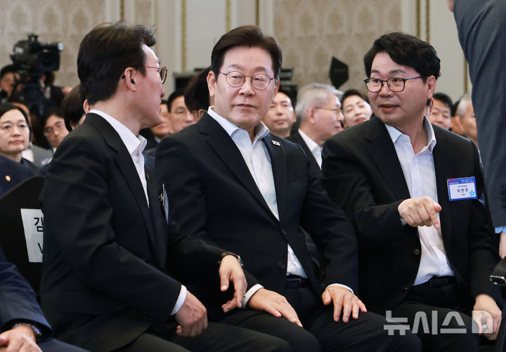 [서울=뉴시스] 최동준 기자 = 이재명 대통령이 13일 청와대 영빈관에서 열린 국정기획위원회 국민보고대회에서 김민석 국무총리, 이한주 국정기획위원회 위원장과 대화하고 있다. (대통령실통신사진기자단) 2025.08.13. photocdj@newsis.com