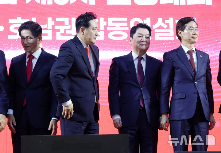 [대전=뉴시스] 김명년 기자 = 김문수(왼쪽부터), 장동혁, 안철수, 조경태 국민의힘 당대표 후보가 13일 오후 대전광역시 서구 배재대학교에서 열린 제6차 전당대회 충남권-호남권 합동연설회에서 기념촬영을 마치고 이동하고 있다. 2025.08.13. kmn@newsis.com
