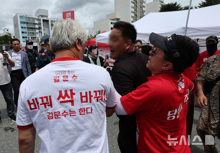 [대전=뉴시스] 김명년 기자 = 13일 오후 대전광역시 서구 배재대학교에서 열린 제6차 전당대회 충남권-호남권 합동연설회에서 각 당대표 후보 지지자들이 몸싸움을 하고 있다. 2025.08.13. kmn@newsis.com