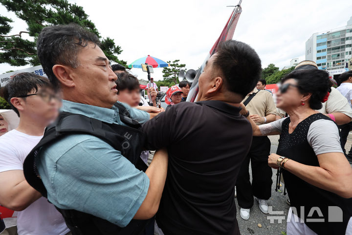 [대전=뉴시스] 김명년 기자 = 13일 오후 대전광역시 서구 배재대학교에서 열린 제6차 전당대회 충남권-호남권 합동연설회에서 각 당대표 후보 지지자들이 몸싸움을 하고 있다. 2025.08.13. kmn@newsis.com