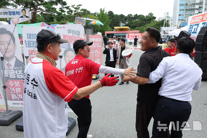 [대전=뉴시스] 김명년 기자 = 13일 오후 대전광역시 서구 배재대학교에서 열린 제6차 전당대회 충남권-호남권 합동연설회에서 각 당대표 후보 지지자들이 몸싸움을 하고 있다. 2025.08.13. kmn@newsis.com