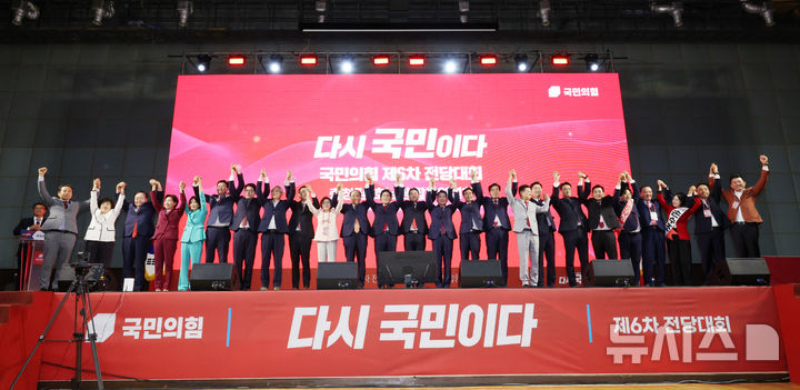 [대전=뉴시스] 김명년 기자 = 13일 오후 대전광역시 서구 배재대학교에서 열린 제6차 전당대회 충남권-호남권 합동연설회에서 당대표 및 최고위원, 청년최고위원 후보들이 기념촬영하고 있다. 2025.08.13. kmn@newsis.com