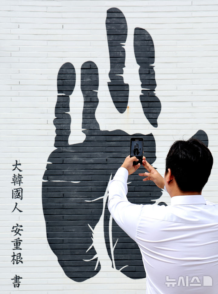 [대구=뉴시스] 이무열 기자 = 제80주년 광복절을 이틀 앞둔 13일 대구 중구 한 카페 외벽에 안중근 의사 손도장이 그려져 있다. 2025.08.13. lmy@newsis.com