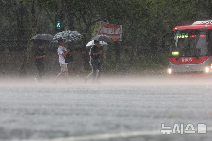 [서울=뉴시스] 권창회 기자 = 서울지역에 호우경보가 발효된 13일 서울 중구 시청역 인근에서 시민들이 많은 비에 우산을 쓰고 이동하고 있다. 2025.08.13. kch0523@newsis.com