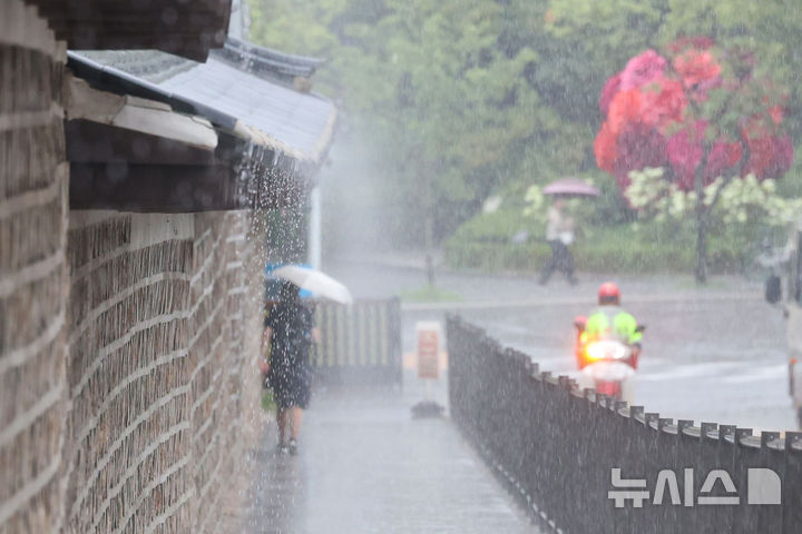 [서울=뉴시스] 권창회 기자 = 서울지역에 호우경보가 발효된 13일 서울 중구 덕수궁 인근에서 시민들이 많은 비에 우산을 쓰고 이동하고 있다. 2025.08.13. kch0523@newsis.com