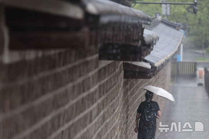 [서울=뉴시스] 권창회 기자 = 서울지역에 호우경보가 발효된 13일 서울 중구 덕수궁 인근에서 시민들이 많은 비에 우산을 쓰고 이동하고 있다. 2025.08.13. kch0523@newsis.com