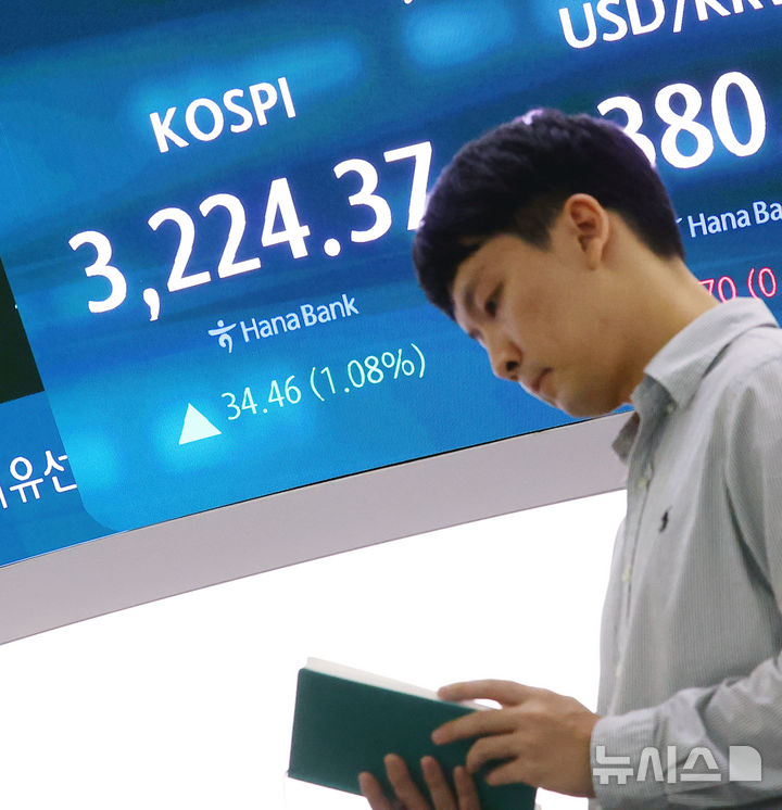 [서울=뉴시스] 박주성 기자 = 13일 오후 서울 중구 하나은행 딜링룸에서 딜러들이 업무를 하고 있다.코스피는 전 거래일(3189.91)보다 34.46포인트(1.08%) 오른 3224.37에 마감했다. 2025.08.13. park7691@newsis.com