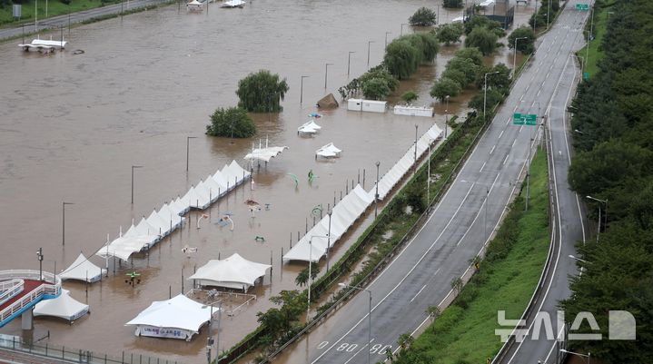 [서울=뉴시스] 김선웅 기자 = 서울에 호우경보가 내려진 13일 서울 중랑천에 홍수주의보가 발령돼 장안교 인근 동부간선도로 진입이 통제되고 있다. 2025.08.13. mangusta@newsis.com